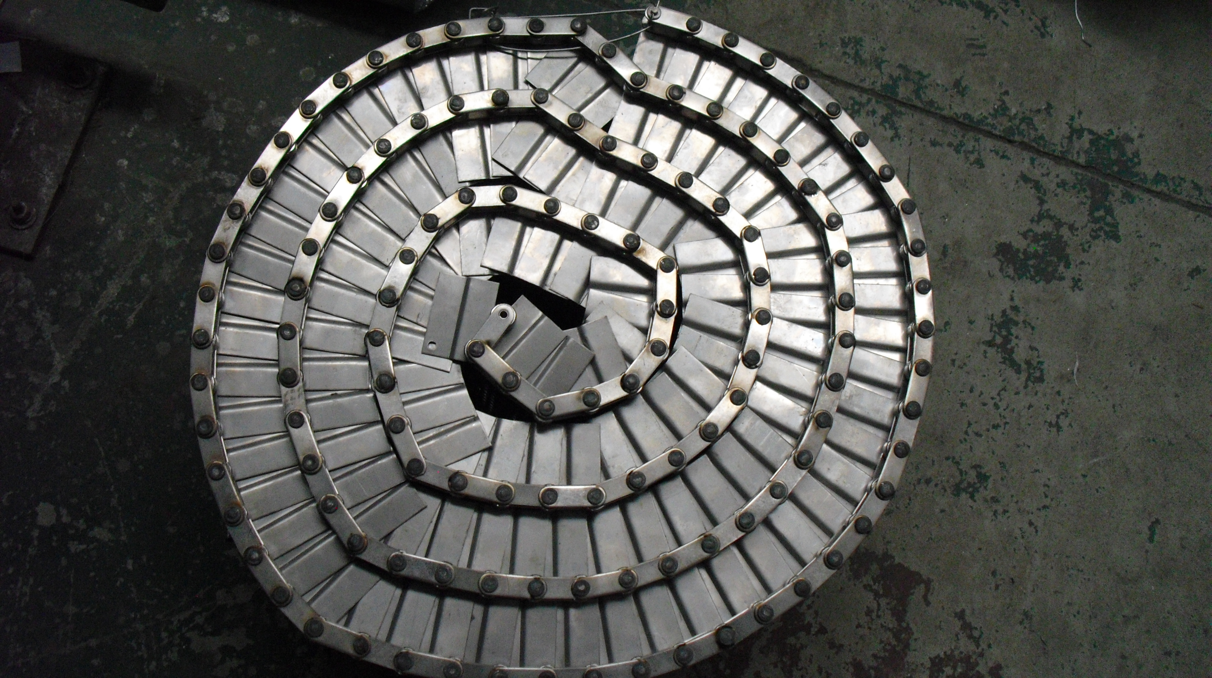 各種類型不銹鋼網(wǎng)帶的特點(diǎn)及應(yīng)用對比